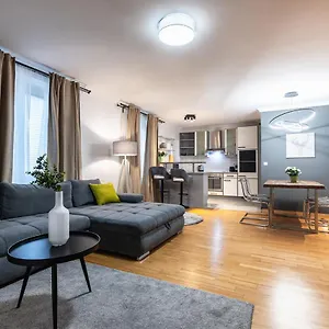  Apartment Live Centrally In A Spacious And Modern In